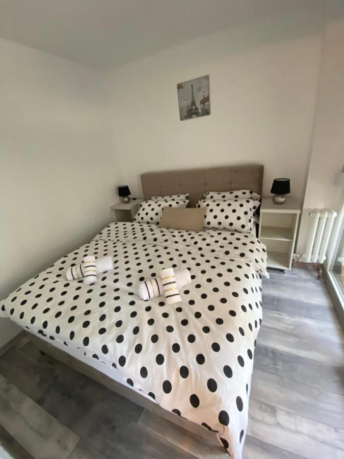Apartman Omar Stan Na Dan Besplatan Parking SJJ Exteriör bild